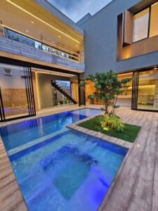 Vista da piscina para sobrado