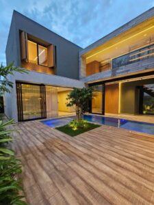 Vista oposta da piscina para sobrado